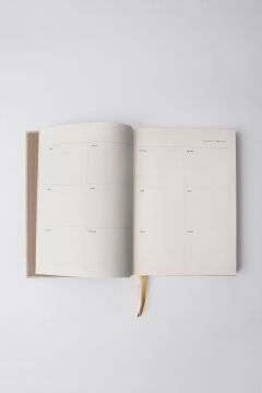 Lugat365 x Karatis 16*22 144 Yaprak Süresiz Ajanda, Krem