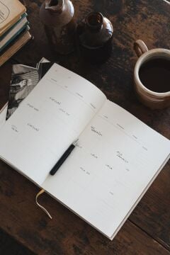 Lugat365 x Karatis 16*22 144 Yaprak Süresiz Ajanda, Krem