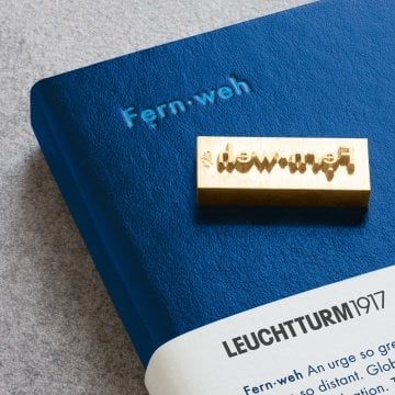 Leuchtturm1917 Orta Boy (A5), LEUCHTKRAFT (Özel Seri) Not Defteri, Noktalı, Sert Kapak, Noktalı - Kuzey Mavi, „WANDERLUST''