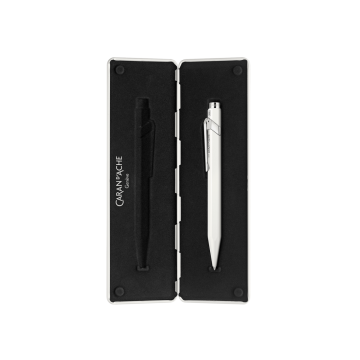 Caran d'Ache 849 XL Format Roller Kalem, Özel Metal Kutusu ile, Beyaz - Mavi Mürekkep