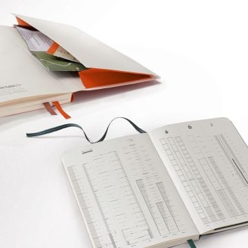 Leuchtturm1917 Outlines, Hava Koşullarına Dayanıklı, Not Defteri Çanta Boy (B6+), Yumuşak Kapak, 89 Numaralandırılmış Noktalı Sayfa, Walden Yeşili