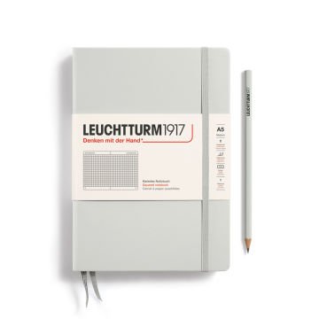 Leuchtturm1917 Doğal Renkler Serisi Not Defteri, Orta Boy (A5), Sert Kapak, 251 Numaralandırılmış Sayfa, Açık Gri - Kareli
